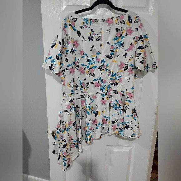 Lane Bryant White Floral Asymmetrical Short Flutter Sleeve Blouse in Size 26 - Picture 10 of 13